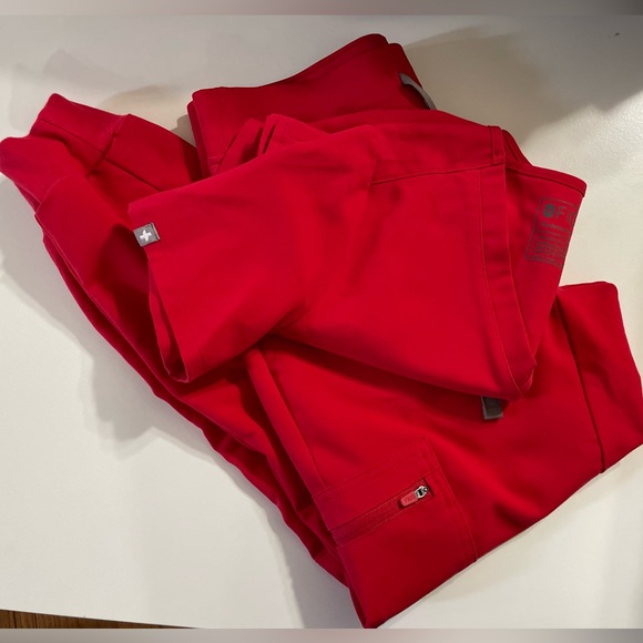 FIGS Scrubs Top & Pants - Picture 2 of 8